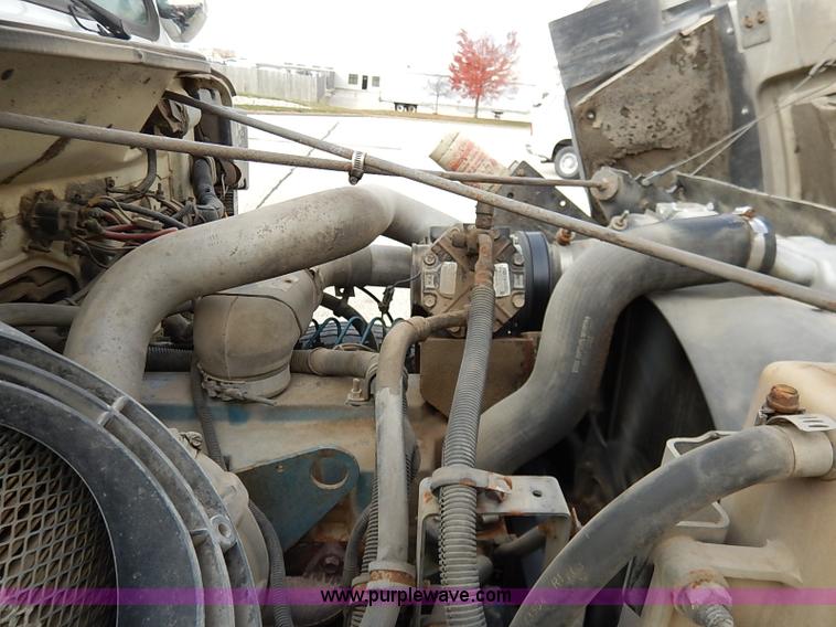 image for item I5270 1997 International 4700 service truck