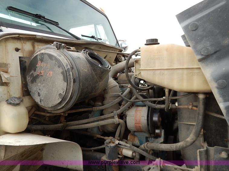 image for item I5270 1997 International 4700 service truck