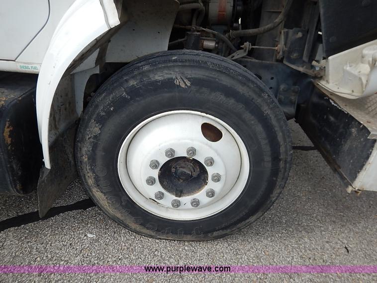 image for item I5270 1997 International 4700 service truck