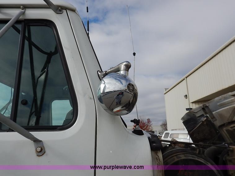 image for item I5270 1997 International 4700 service truck