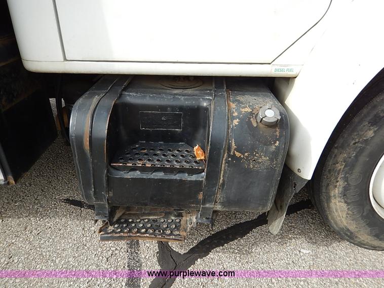 image for item I5270 1997 International 4700 service truck