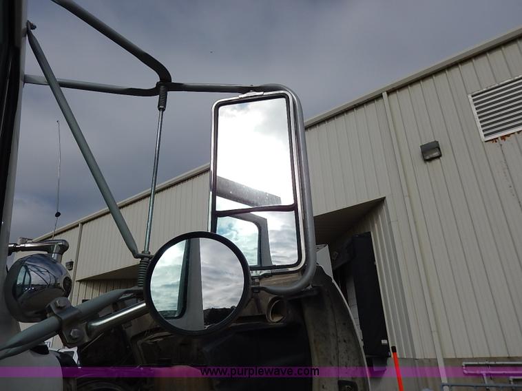 image for item I5270 1997 International 4700 service truck