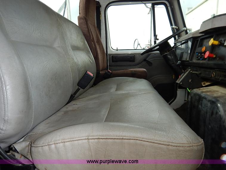 image for item I5270 1997 International 4700 service truck