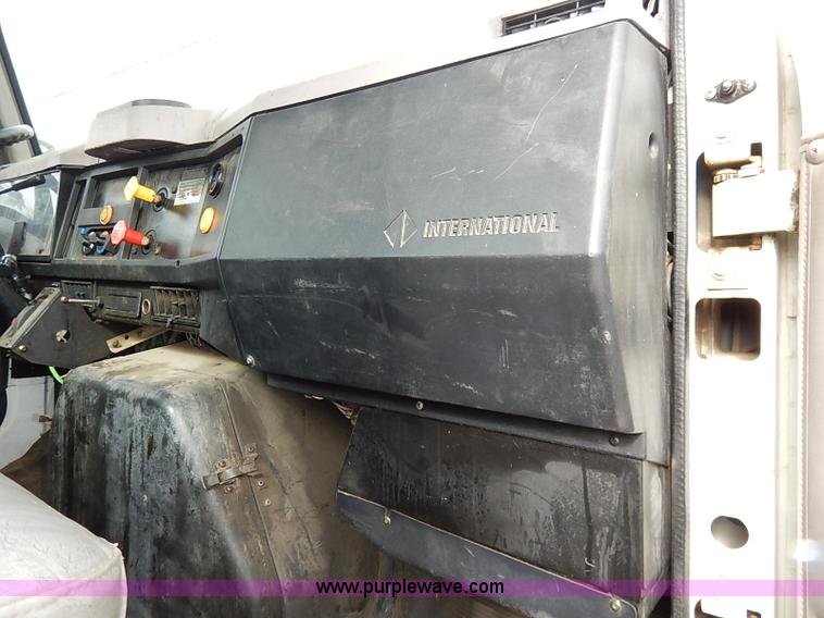 image for item I5270 1997 International 4700 service truck