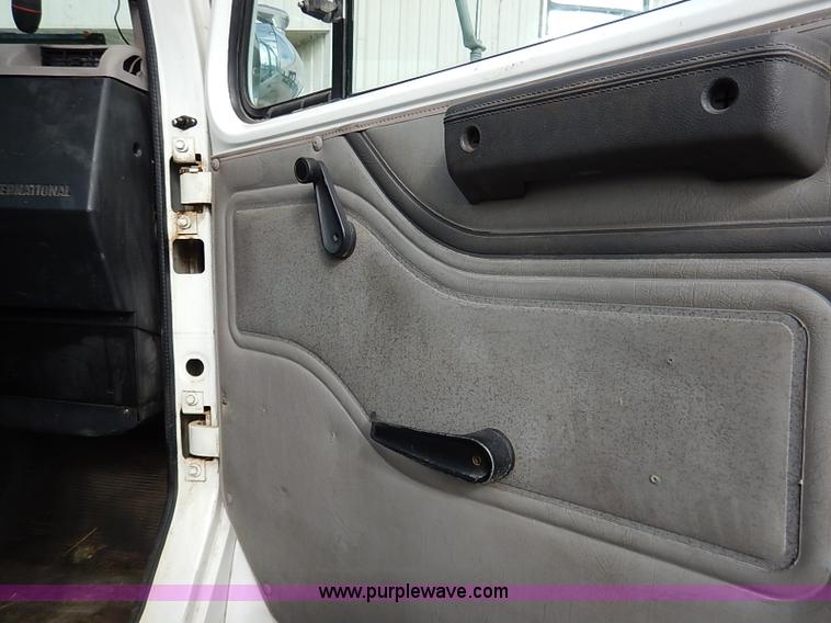 image for item I5270 1997 International 4700 service truck