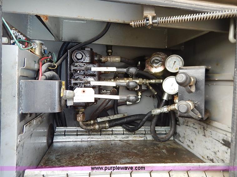 image for item I5270 1997 International 4700 service truck