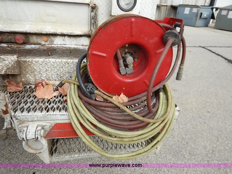 image for item I5270 1997 International 4700 service truck