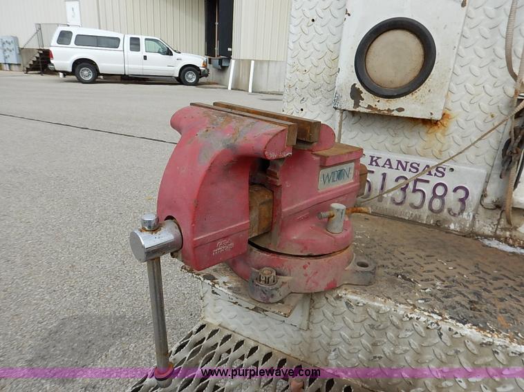 image for item I5270 1997 International 4700 service truck