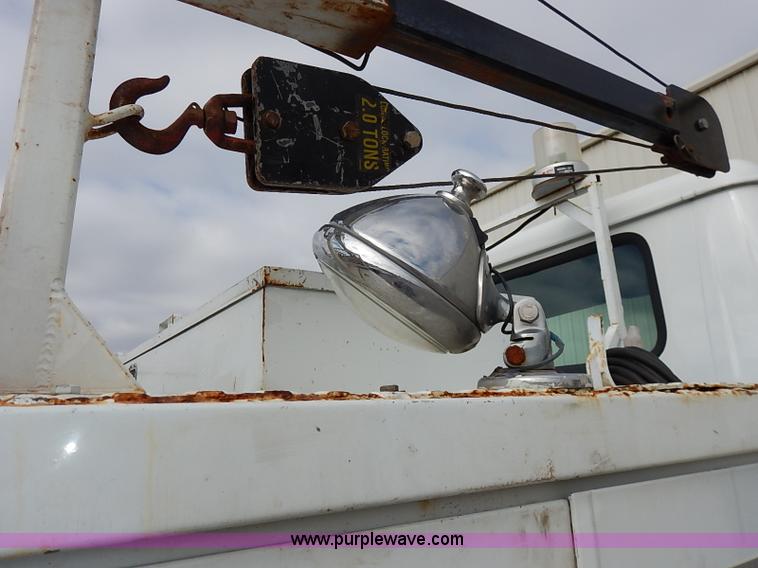 image for item I5270 1997 International 4700 service truck