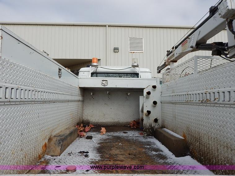 image for item I5270 1997 International 4700 service truck