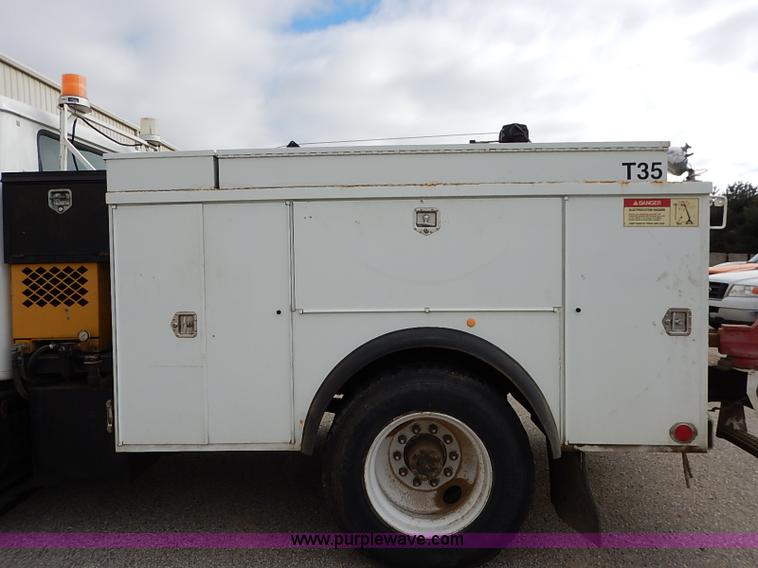 image for item I5270 1997 International 4700 service truck