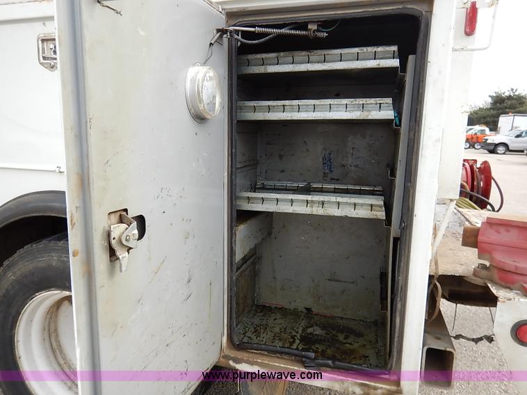 image for item I5270 1997 International 4700 service truck