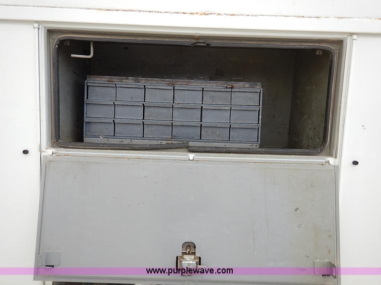 image for item I5270 1997 International 4700 service truck