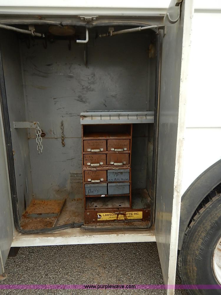 image for item I5270 1997 International 4700 service truck