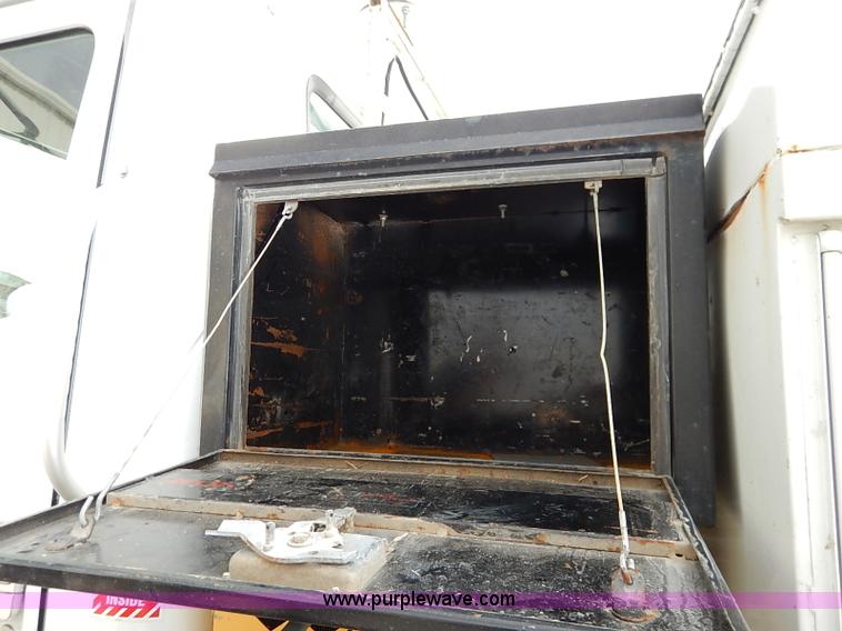 image for item I5270 1997 International 4700 service truck