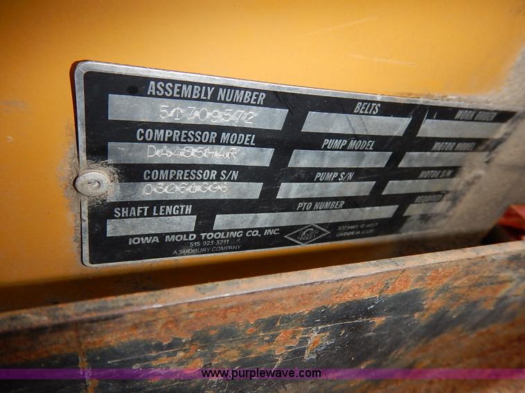 image for item I5270 1997 International 4700 service truck