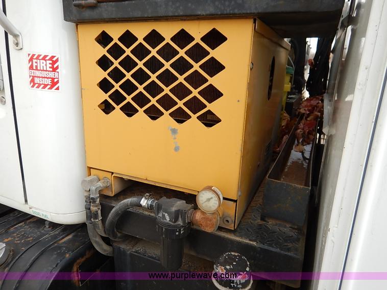 image for item I5270 1997 International 4700 service truck