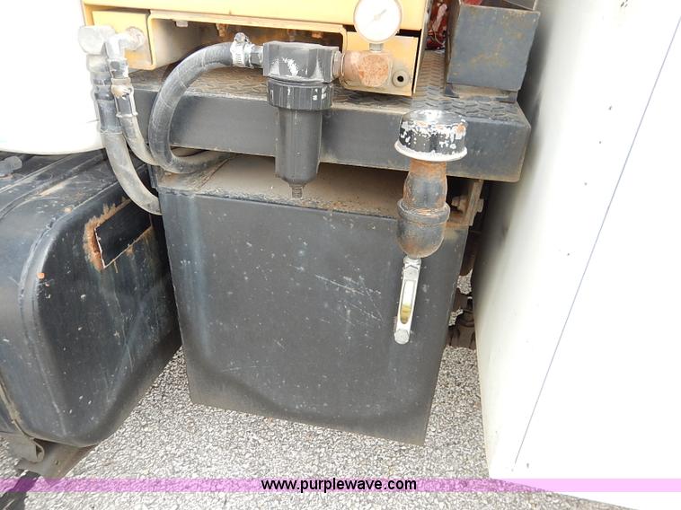 image for item I5270 1997 International 4700 service truck