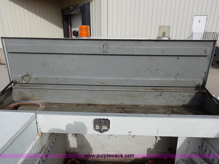 image for item I5270 1997 International 4700 service truck