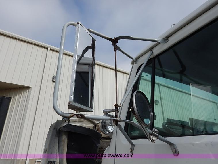 image for item I5270 1997 International 4700 service truck