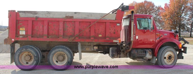 image for item I5922 1997 International 4900 dump truck