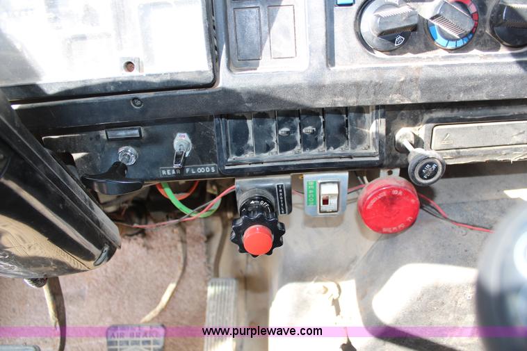 image for item I5922 1997 International 4900 dump truck