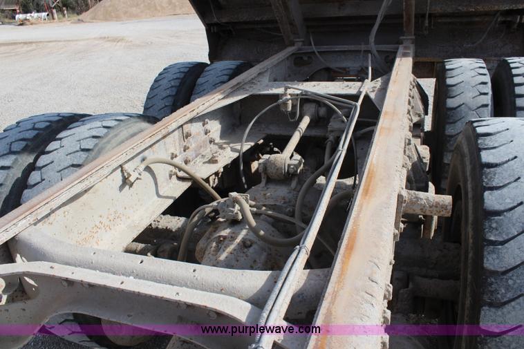 image for item I5922 1997 International 4900 dump truck