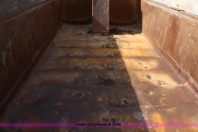 image for item I5922 1997 International 4900 dump truck