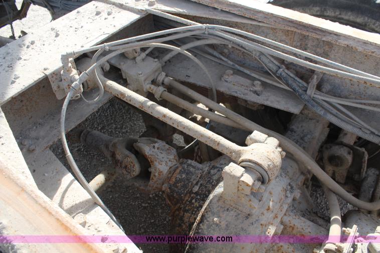 image for item I5922 1997 International 4900 dump truck