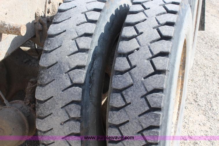 image for item I5922 1997 International 4900 dump truck