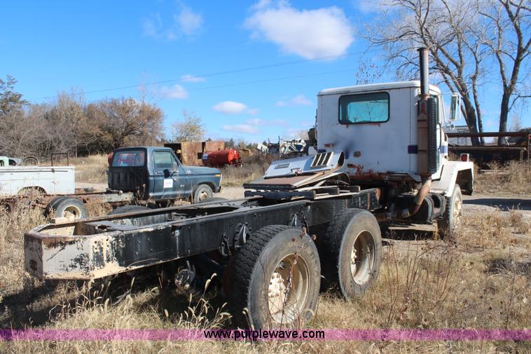 image for item I5930 1977 International Paystar 5000 truck cab and chassis