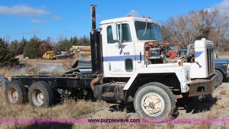 image for item I5930 1977 International Paystar 5000 truck cab and chassis