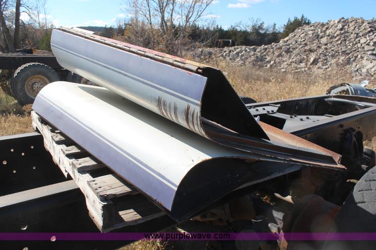 image for item I5930 1977 International Paystar 5000 truck cab and chassis