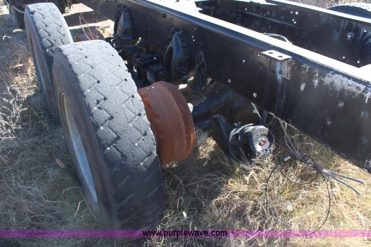 image for item I5930 1977 International Paystar 5000 truck cab and chassis