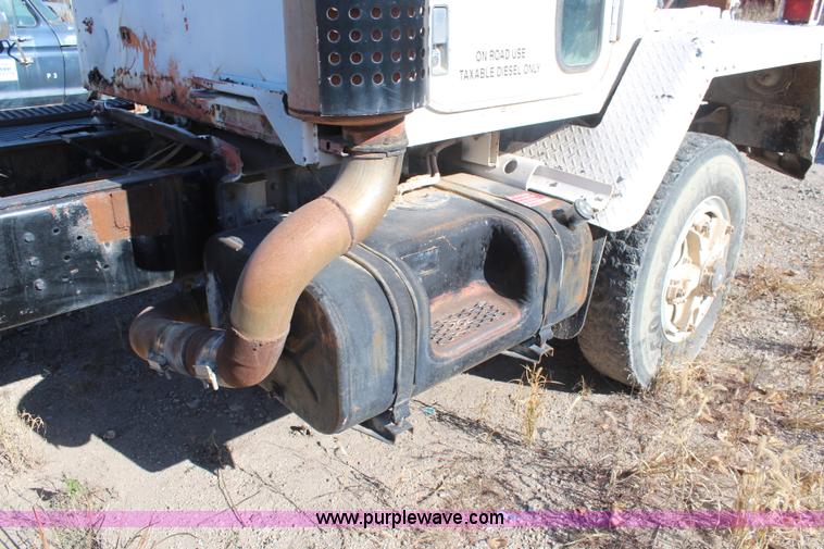 image for item I5930 1977 International Paystar 5000 truck cab and chassis