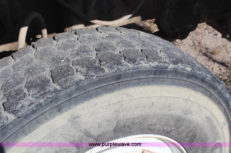 image for item I5930 1977 International Paystar 5000 truck cab and chassis