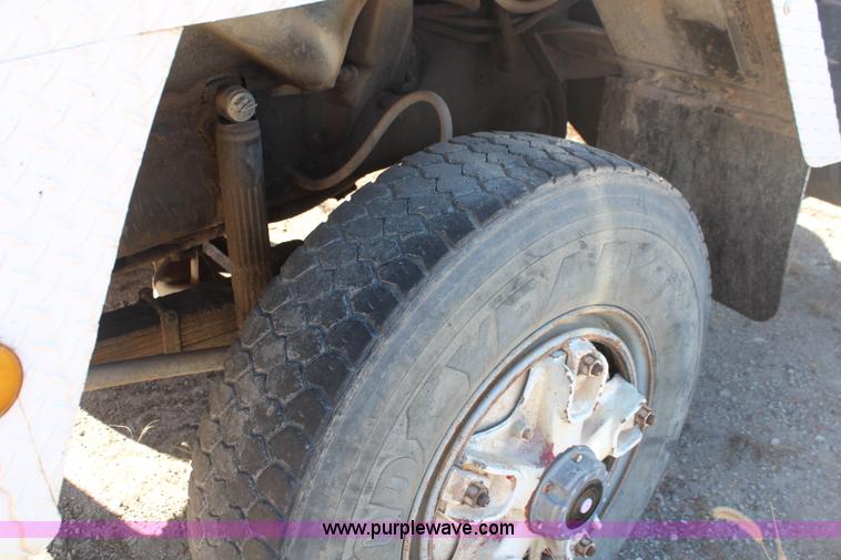 image for item I5930 1977 International Paystar 5000 truck cab and chassis