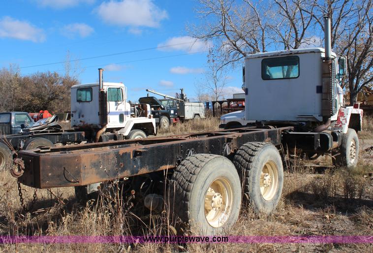 image for item I5931 1979 International Paystar 5000 truck cab and chassis