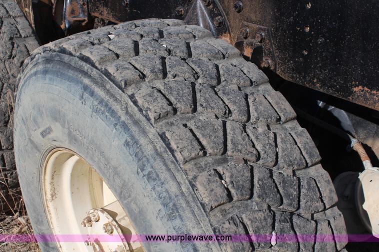 image for item I5931 1979 International Paystar 5000 truck cab and chassis