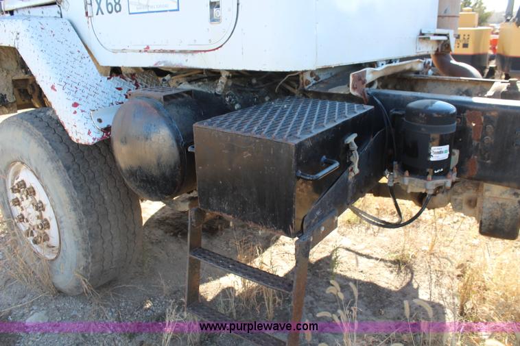 image for item I5931 1979 International Paystar 5000 truck cab and chassis