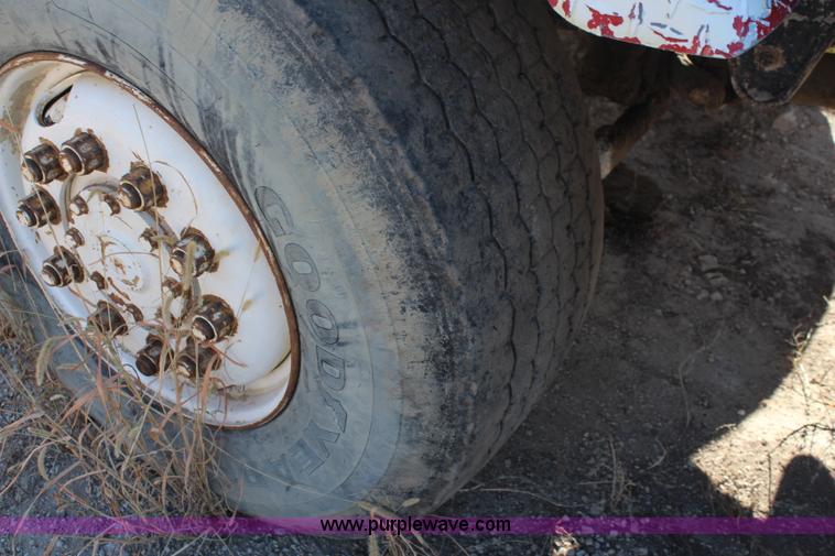 image for item I5931 1979 International Paystar 5000 truck cab and chassis