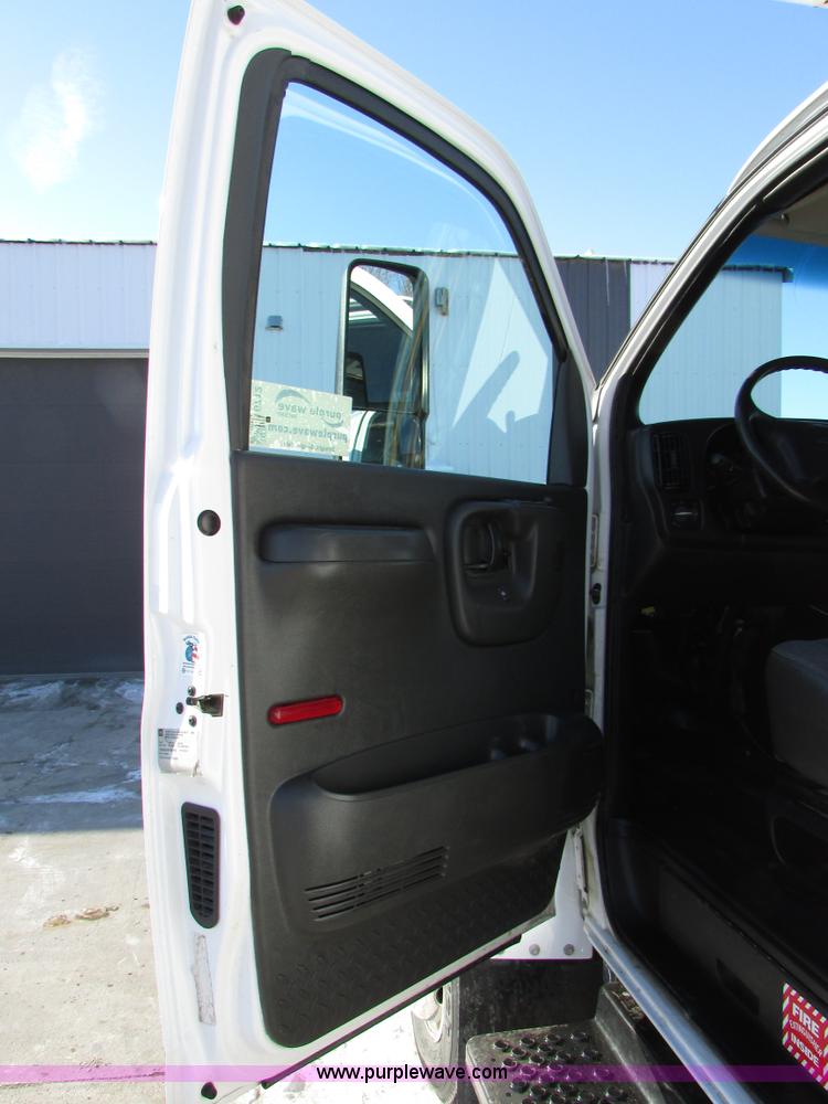 image for item I6712 2009 Chevrolet C5500 Crew Cab service truck