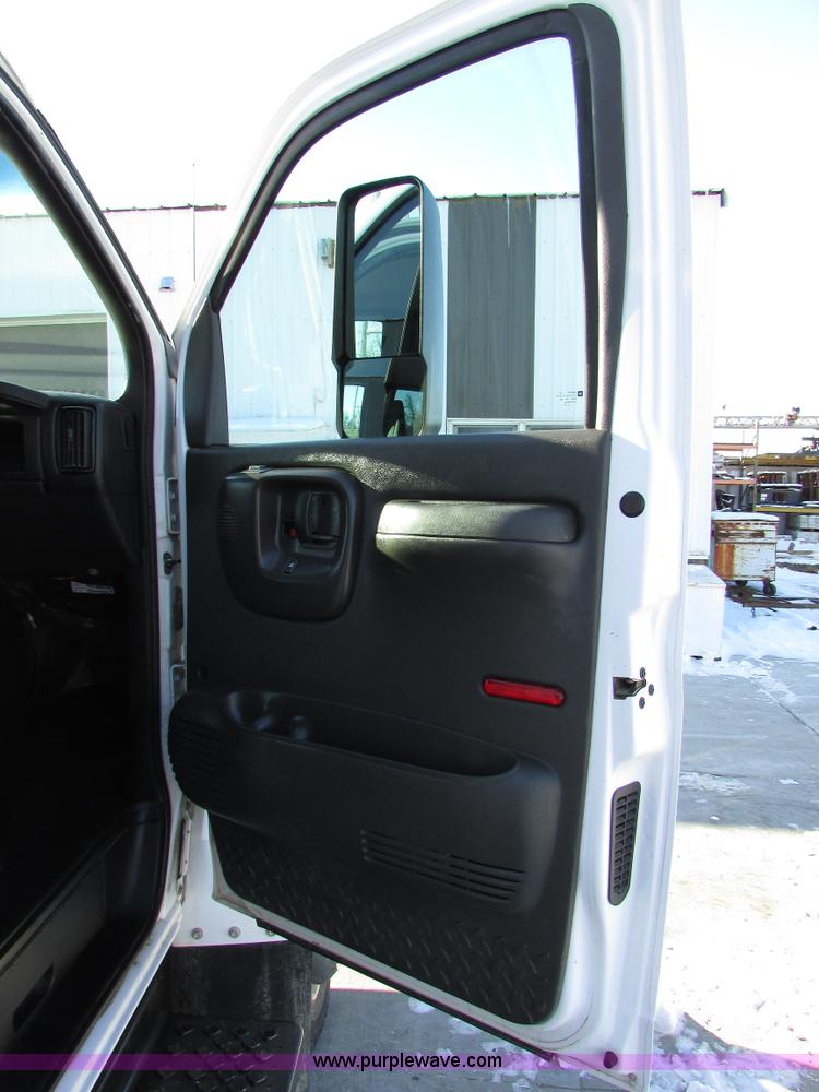 image for item I6712 2009 Chevrolet C5500 Crew Cab service truck