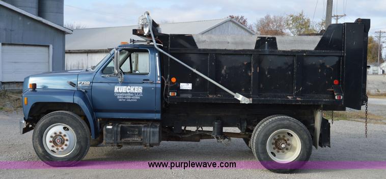 image for item I7000 1992 Ford F700 dump truck