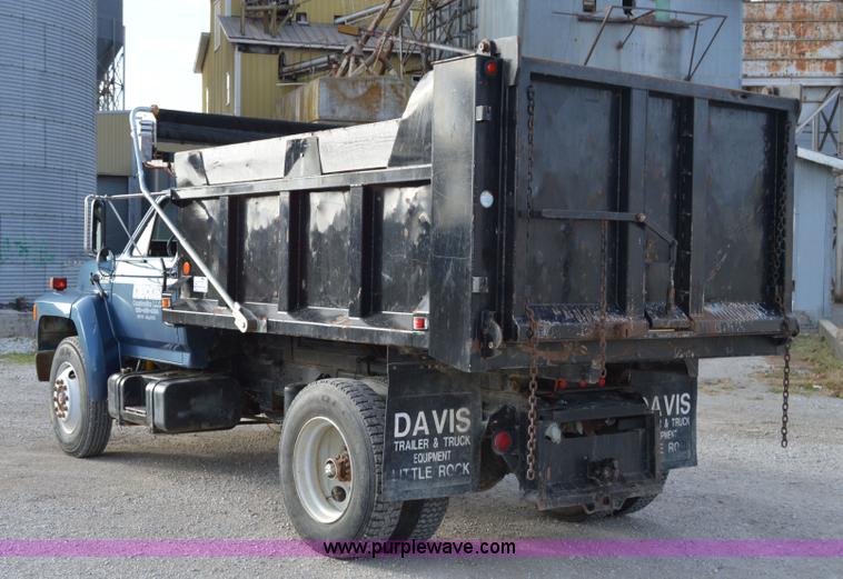 image for item I7000 1992 Ford F700 dump truck