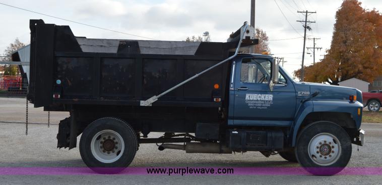 image for item I7000 1992 Ford F700 dump truck