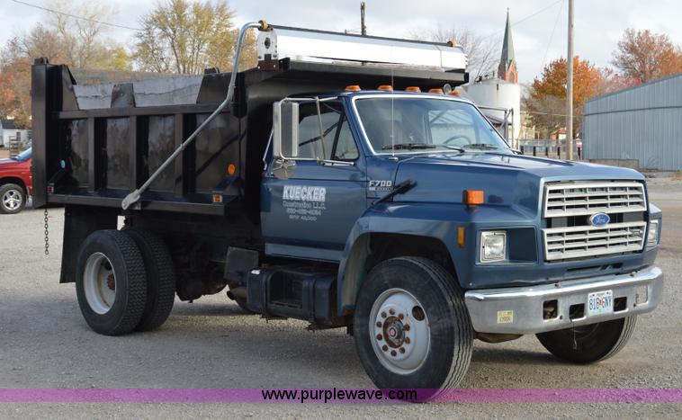 image for item I7000 1992 Ford F700 dump truck