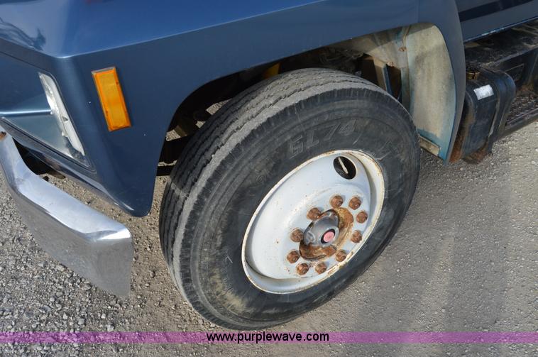 image for item I7000 1992 Ford F700 dump truck