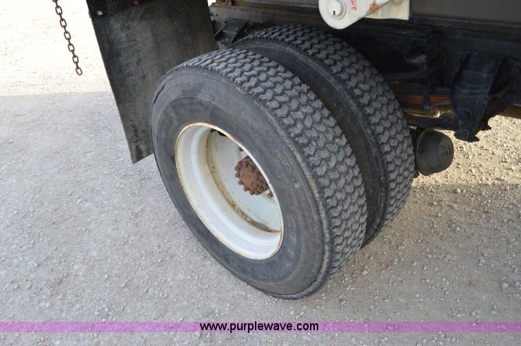 image for item I7000 1992 Ford F700 dump truck