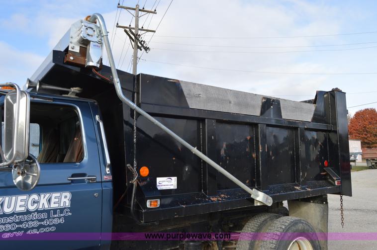 image for item I7000 1992 Ford F700 dump truck